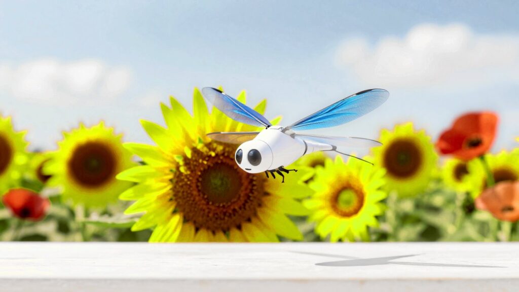Un robot blanco diminuto con alas de película azul flota delante de un girasol amarillo en un campo soleado bajo un cielo azul.